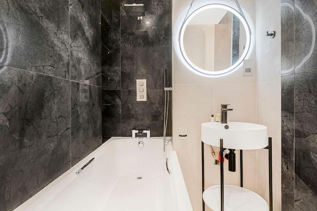 3-bed Next To Harrods With Underfloor Heating Appartamento